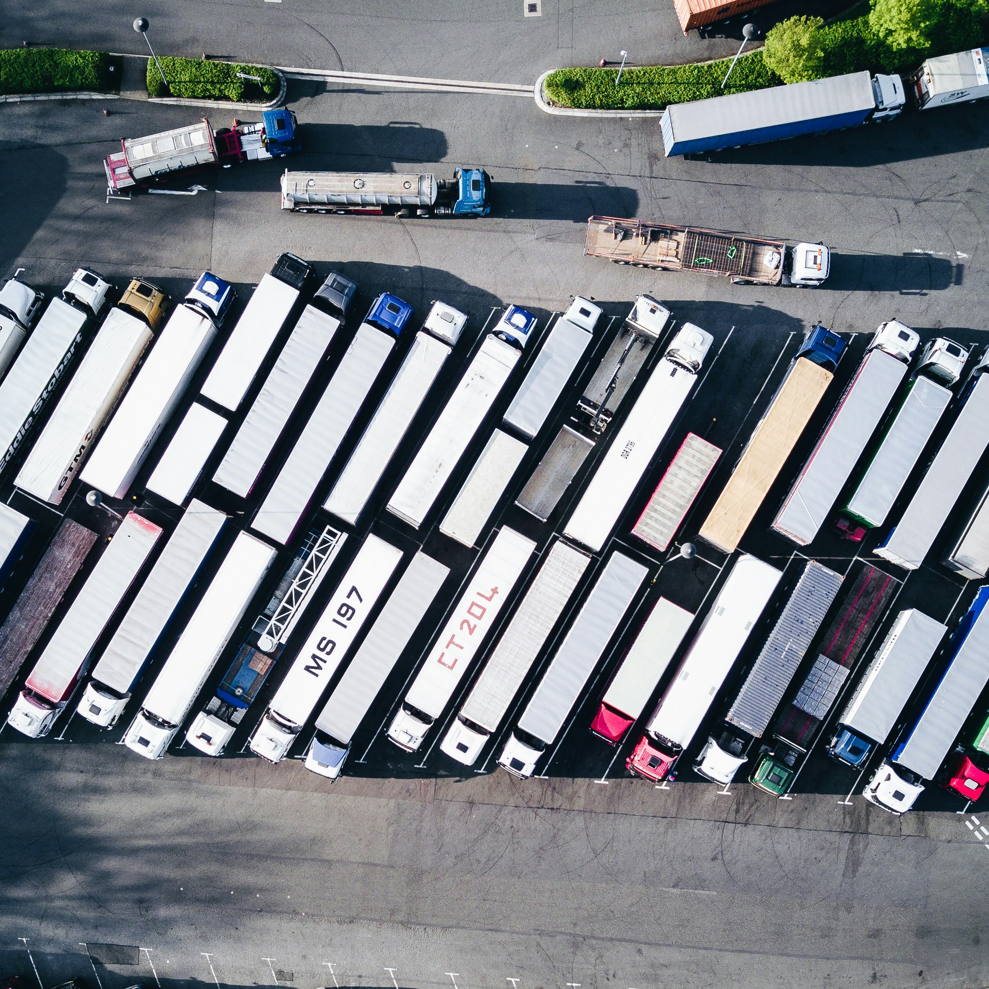 Eine Gruppe von Lastwagen, die auf einer Straße geparkt sind.